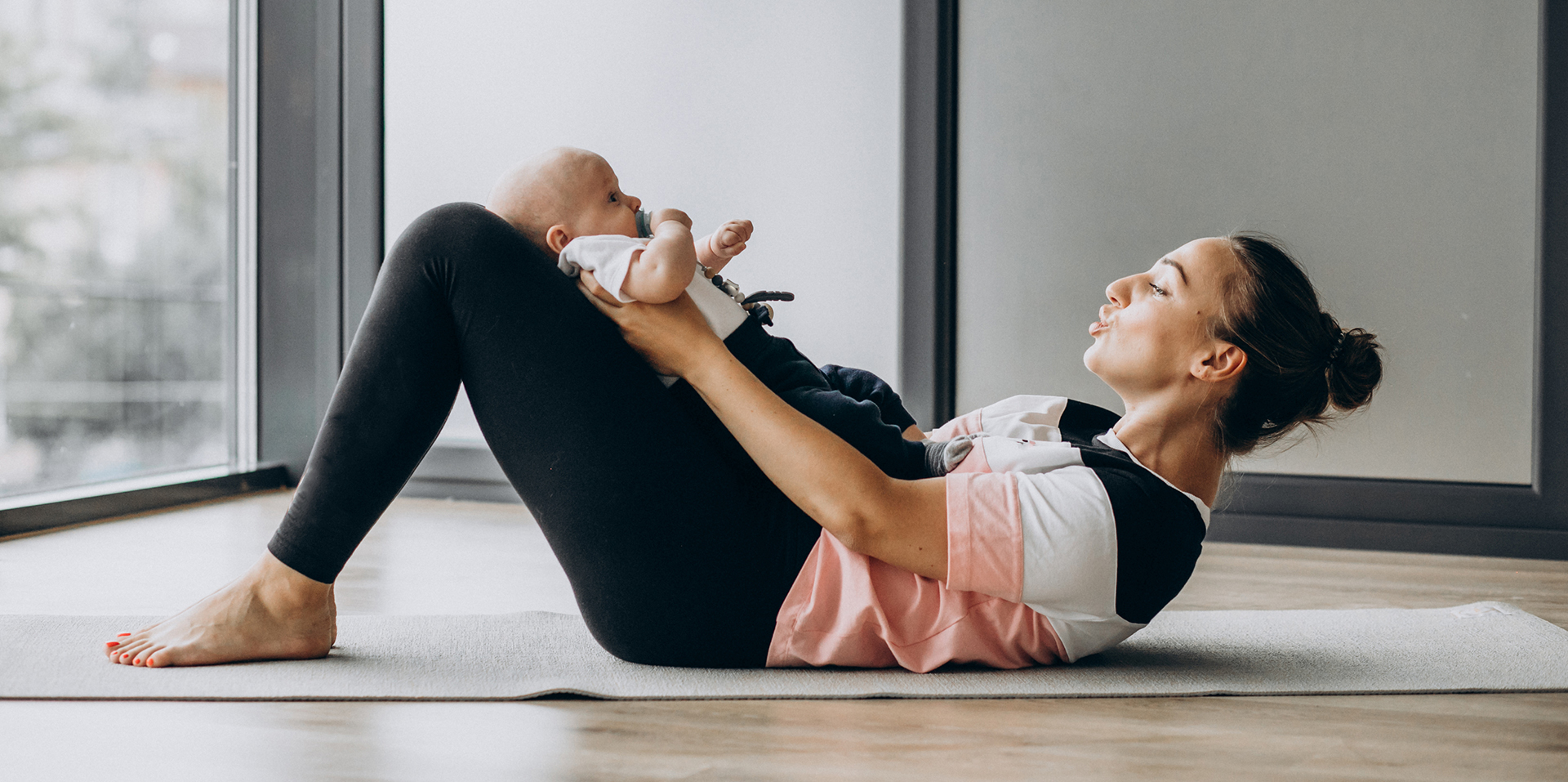 Hebamme Herrsching Helma Bock Rückbildung Frau mit Baby auf den Knien